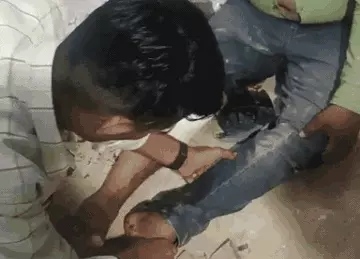 दरवाजा खोलते ही 15 फीट गहरे गड्ढे में गिरा सरकारी कर्मचारी, लोकसभा चुनाव की ट्रेनिंग के दौरान हुआ यह हादसा, दोनों पैर फ्रेक्चर, रीढ़ की हड्डी खिसकी