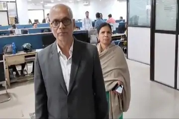 बस का इंतजार कर रहे दम्पती को युवकों ने टेक्सी में जबरदस्ती बैठाया, रास्ते में उतार जेवर और कपड़ों  से भरे बैग लेकर भाग छूटे