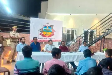 विद्यार्थियों के बीच पहुंचे जिला कलक्टर, मिलकर गाने-भजन गाए और डिनर किया, पढ़ाई की टेंशन नहीं लेने की सलाह दी