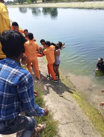सेल्फी लेते  समय पैर फिसलने से नहर में गिरा किशोर, बचाने के लिए तीन दोस्तों  ने भी लगा दी छलांग, डूबने से दो की मौत