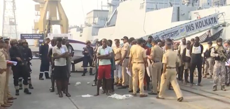 मुम्बई लाए गए सोमालिया से पकड़े गए सभी 35 समुद्री लुटेरे, वॉरशिप आईएनएस कोलकाता ने किया पुलिस के हवाले