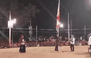 होली मिलन समारोह में सिर पर रखा पाइप 11 केवी की लाइन से हो गया टच,‌ करंट लगने से जमीन पर गिरा लोक कलाकार, हो गई मौत