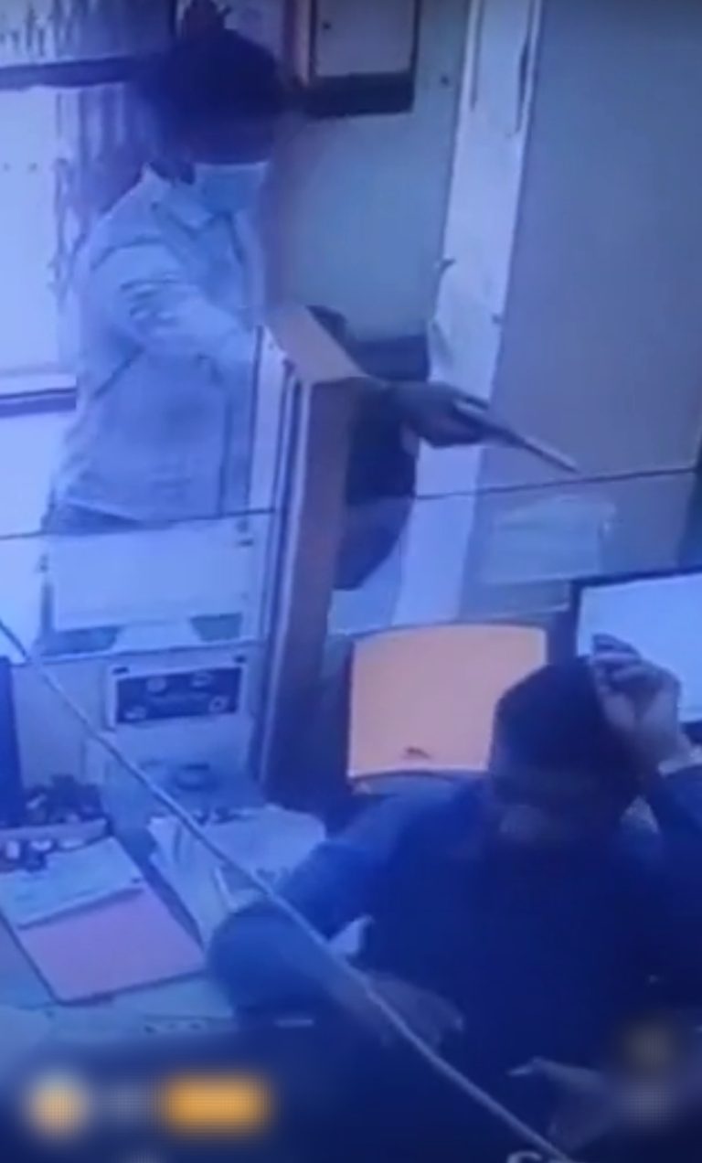 बैंक में घुसे दो नकाबपोश हथियारबंद बदमाश, बंदूक दिखाकर 10 लाख 75 हजार रुपए लूट कर हो गए फरार