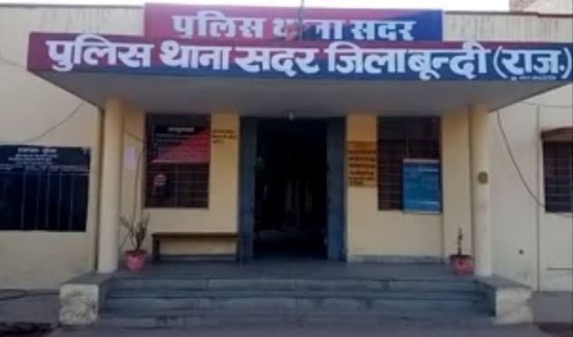 दो आरोपियों को पकड़ कर ला रही पुलिस टीम पर लाठियों और पत्थरों से हमला, चार पुलिसकर्मी हुए घायल, आरोपियों को छुड़ा ले भागे बदमाश