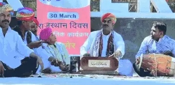 सरकारी कार्यक्रम के मंच से गाया निर्दलीय उम्मीदवार का प्रचार गीत, आचार संहिता के उल्लंघन पर असिस्टेंट डायरेक्टर को नोटिस, लोक कलाकार ब्लेक लिस्टेड