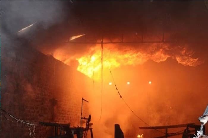 सिलेंडर में ब्लास्ट से घर में लगी भीषण आग, जिंदा जल गए एक ही परिवार के पांच लोग, पति-पत्नी सहित तीन बच्चे शामिल