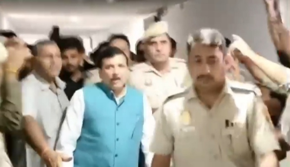 मुसीबतों में घिरी आम आदमी पार्टी को मिली बहुत बड़ी राहत, पार्टी में खुशी की लहर