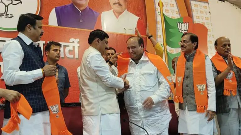 कमलनाथ के मनाने पर भी नहीं माने पूर्व मंत्री दीपक सक्सेना, रात 10 बजे हो गए बीजेपी में शामिल, माने जाते रहे हैं करीबी