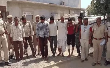 भाइयों का झगड़ा सुलझाने गई पुलिस पर हमला, एसएचओ को बंधक बनाया, हेड कॉन्स्टेबल का हाथ तोड़ा, 70 पुलिसकर्मियों ने आकर छुड़ाया, दर्जनभर आरोपियों को दबोचा