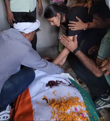 चीन बॉर्डर पर ड्यूटी करते हुए राजस्थान का जवान शहीद, तीन दिन बाद गांव में पहुंची पार्थिव देह, पत्नी सहित बेटी-बेटे का रो रोकर बुरा हाल, गांव भर में मातम, निकाली तिरंगा यात्रा
