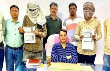 रेलवे टिकटों की दलाली करते दो बुकिंग क्लर्क गिरफ्तार, दोनों से तत्काल श्रेणी के 5 टिकट बरामद, कुरियर के जरिए भेजते थे मुम्बई