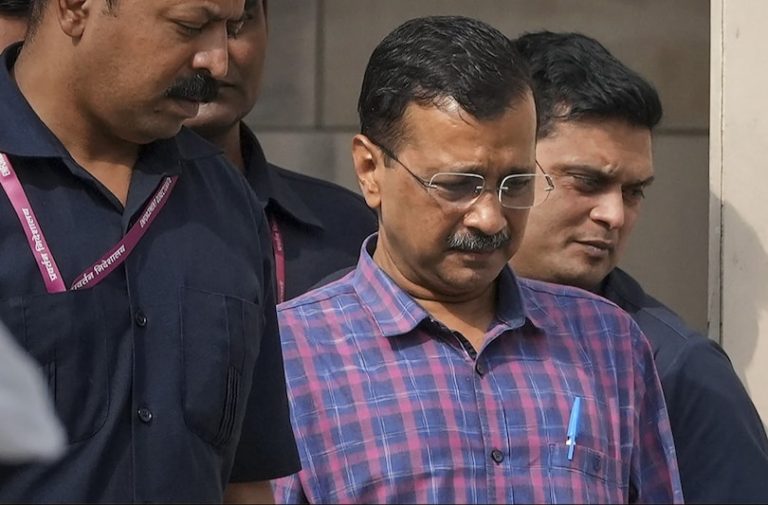 केजरीवाल को 24 घंटे में लगा तीसरा झटका, आगे भी मुश्किलें बढ़ना तय
