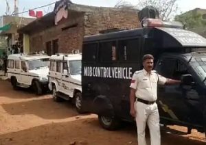 आरोपी का मकान ढहाए जाने के दौरान मौके पर तैनात रहा पुलिस बल।