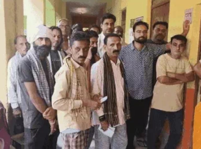 वोट देने नहीं जाने वाले मतदाताओं के मुंह पर तमाचा, यहां तो अंतिम संस्कार के बाद वोटिंग करने पहुंचा पूरा परिवार