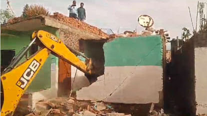 लड़की से हैवानियत कर उसके जख्मों पर मिर्च, होंठों और आंखों में फेवीक्विक लगाने के आरोपी का घर ढहाया, मां बोली-अयान को फांसी हो