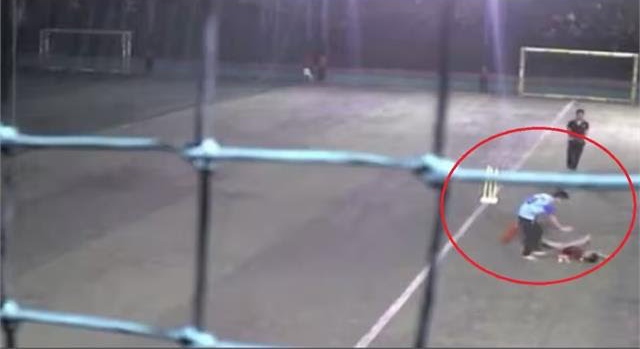 बल्लेबाज ने मारा शॉट, गेंद बॉलर के प्राइवेट पार्ट पर जा लगी, घातक चोट से पिच पर ही तोड़ दिया दम