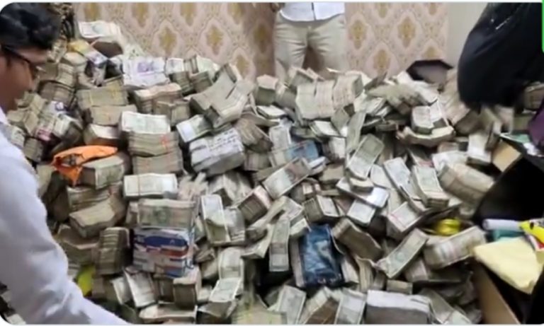 कांग्रेस फिर दागदार: मंत्री के पीएस के नौकर के घर से 30 करोड़ और एक अन्य ठिकाने से 3 करोड़ रुपए से अधिक बरामद, ईडी रेड में मंगाई गई नोट गिनने की मशीनें