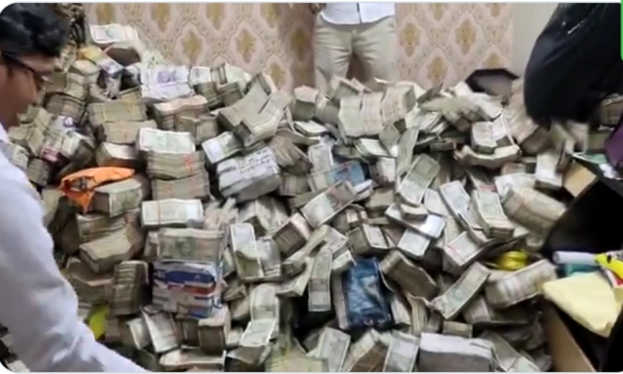 कांग्रेस फिर दागदार: मंत्री के पीएस के नौकर के घर से 30 करोड़ और एक अन्य ठिकाने से 3 करोड़ रुपए से अधिक बरामद, ईडी रेड में मंगाई गई नोट गिनने की मशीनें