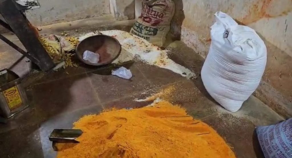 देश की राजधानी में बड़ा गड़बड़झाला: सड़े हुए चावल, सड़ा नारियल, लकड़ी का बुरादा और एसिड से बनाते थे मसाले, 15 टन नकली माल जब्त, 3 आरोपी दबोचे