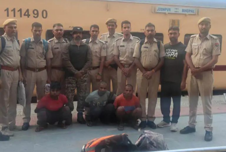 फेक्ट्री के मुनीम की हत्या कर लूट करने के तीनों आरोपियों को 12 साल बाद पकड़ा, जासूसी फिल्म की तरह अंजाम दिया गया ऑपरेशन, 12 पुलिसकर्मियों की टीम ने तीन राज्यों में की मशक्कत