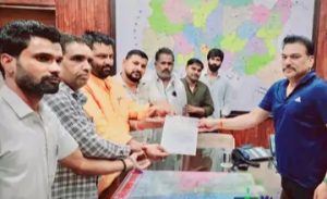 एसपी राजन दुष्यंत को मामले से अवगत कराते विधायक उदयलाल भड़ाना व गुर्जर समाज के लोग।