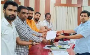 जिला कलक्टर नामित मेहता को मामले से अवगत कराते विधायक उदयलाल भड़ाना व गुर्जर समाज के लोग।