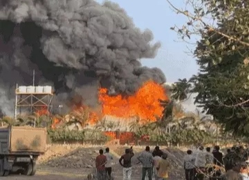 गुजरात के गेम जोन में लगी भीषण आग, 12 बच्चों सहित 28 लोगों की मौत, कचरे से भभकी आग के तेजी‌ से फैलने का अंदेशा