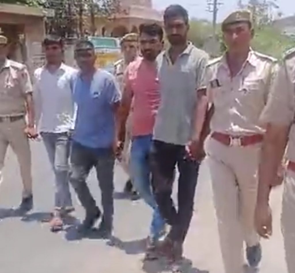 खनन-पुलिस टीम पर हमला करने वालों का निकाला जुलूस, कार्रवाई करने गई संयुक्त टीम पर पत्थरों से कर दिया था हमला, 4 कर्मचारी हुए थे घायल और गाड़ी हुई क्षतिग्रस्त