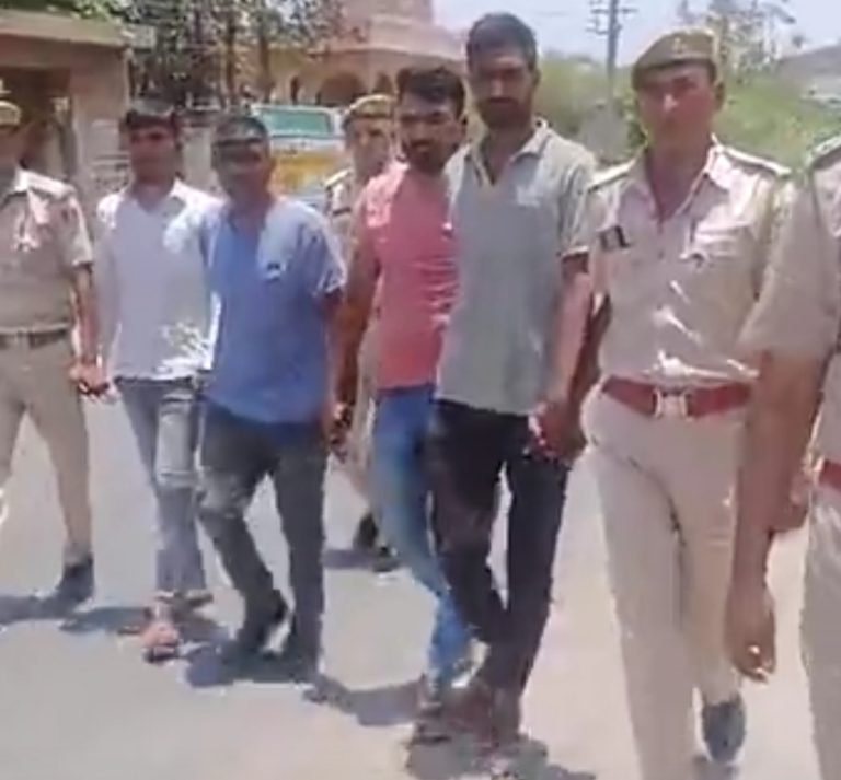 खनन-पुलिस टीम पर हमला करने वालों का निकाला जुलूस, कार्रवाई करने गई संयुक्त टीम पर पत्थरों से कर दिया था हमला, 4 कर्मचारी हुए थे घायल और गाड़ी हुई क्षतिग्रस्त