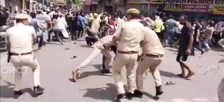 अजमेर के किशनगढ़ की सब्जी मंडी में फेंके मांस के टुकड़े, आक्रोशित लोगों ने प्रदर्शन कर किया हंगामा और पत्थरबाजी, पुलिस ने लाठीचार्ज‌ कर पाया काबू, आरोपी हिरासत में