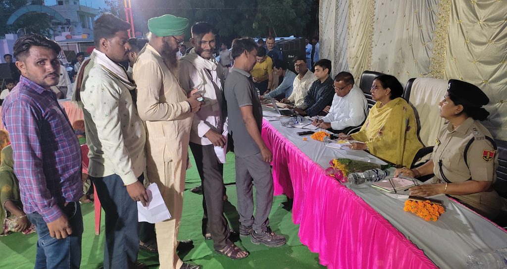 बूंदी: सम्भागीय आयुक्त उर्मिला राजोरिया ने रात्रि चौपाल में सुनी ग्रामीणों की समस्याएं, किया मौके पर ही समाधान