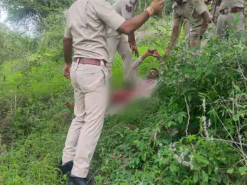 शिक्षक की हत्या करने वाला उसका खास दोस्त ही निकला, वारदात के पीछे जादू-टोने का विवाद, पुलिस से घिर जाने पर आरोपी ने भी तलवार से काट लिया अपना गला