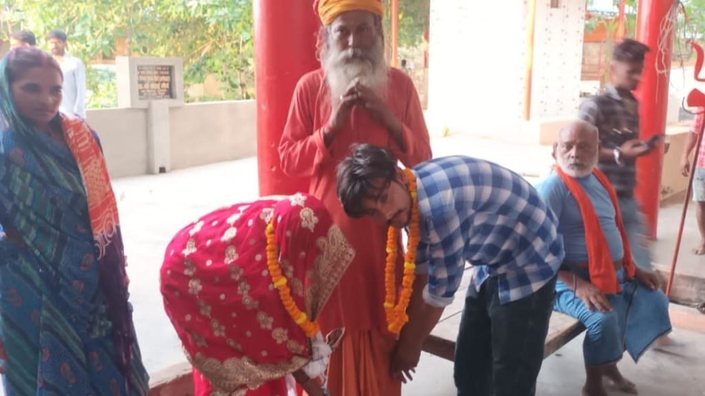 गर्भवती भाभी के साथ देवर ने लिए सात फेरे… पति बना बाराती और दिया आशीर्वाद