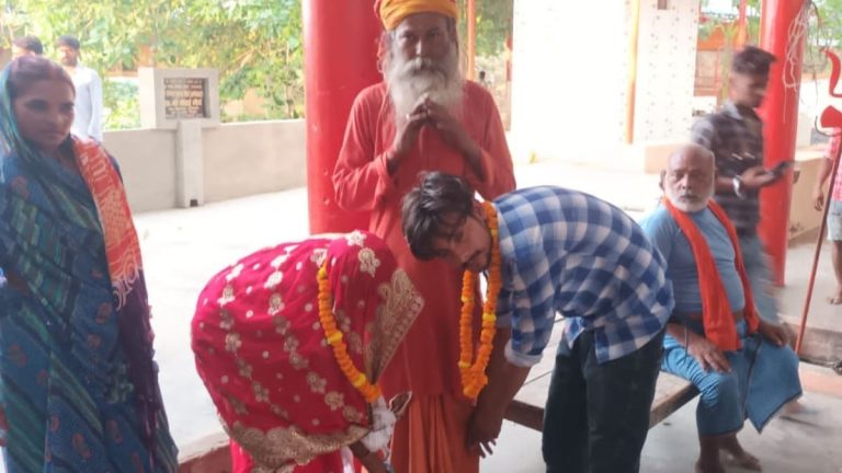 गर्भवती भाभी के साथ देवर ने लिए सात फेरे… पति बना बाराती और दिया आशीर्वाद