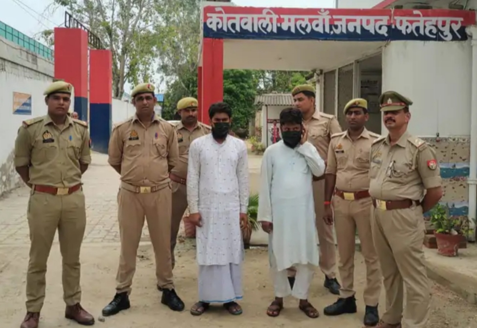 पोर्न मूवी देखने के आदी मौलवी ने बच्चे के साथ किया जबरन कुकर्म, फिर मार कर लाश बोरे में डाल कुएं में फेंक दी, साथी मौलवी सहित गिरफ्तार (वीडियो)