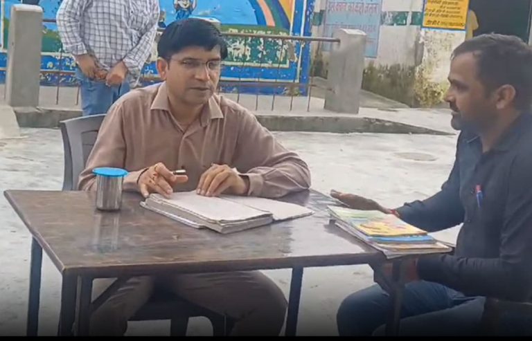 शिक्षक केंडी क्रश गेम खेलते मिला, इंस्टाग्राम सहित अन्य प्लेटफॉर्म पर भी था, जांची गई कॉपियों में मिली ढेरों गलतियां, डीएम ने फटकारा और निलम्बित कर दिया