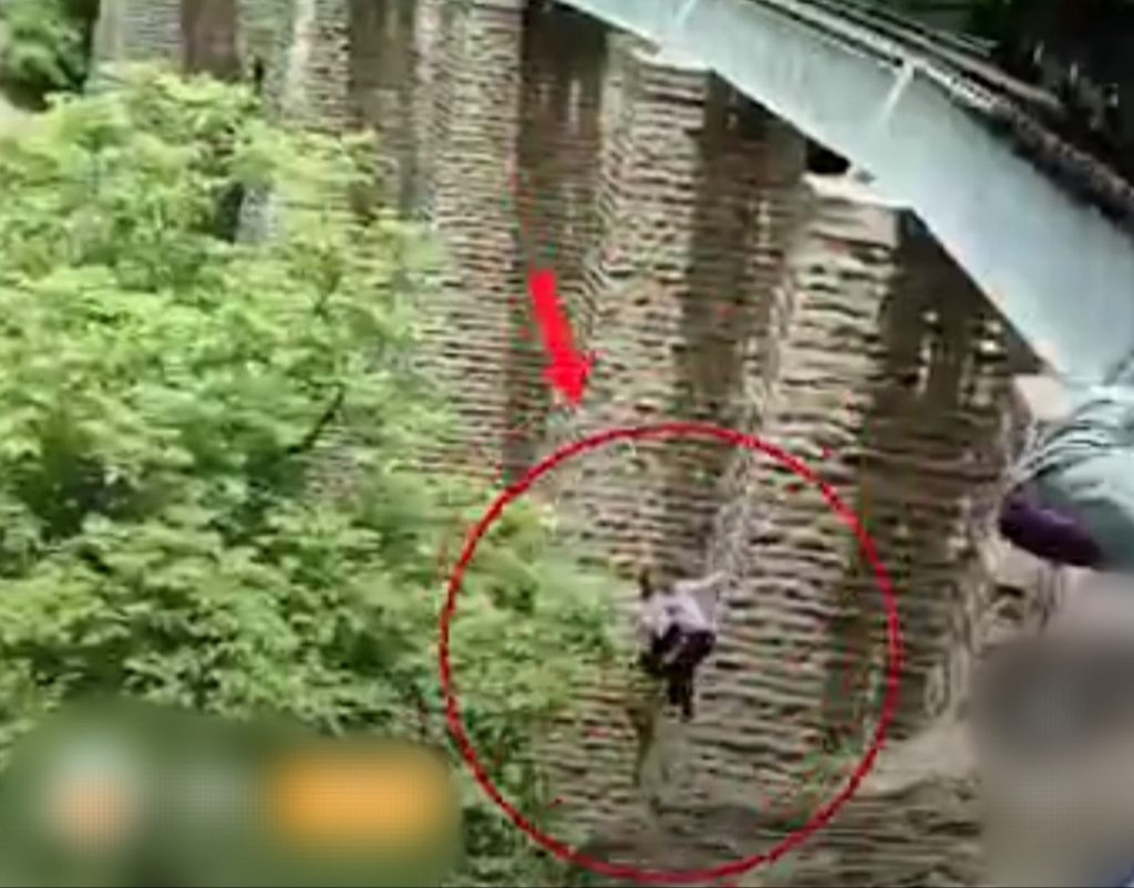 रेलवे पुल पर फोटो खिंचवा रहे थे पति-पत्नी, तभी आ गई ट्रेन, बचने के लिए 90 फीट गहरी खाई में कूद गए