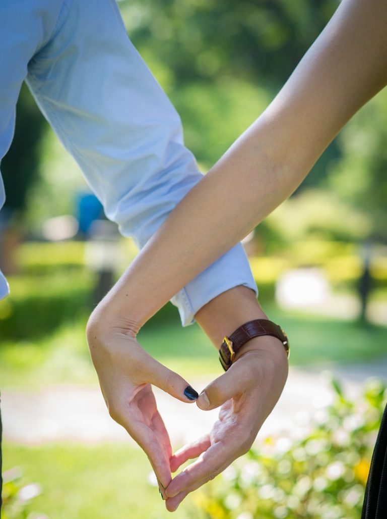 बेटा-बेटी की शादी से पहले समधी और समधन में हो गया प्यार, अपने 16 बच्चों  को छोड़कर घर से हो गए फरार