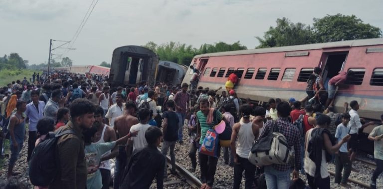 यूपी के गोंडा में बड़ा रेल हादसा: चंडीगढ़ एक्सप्रेस के 8-10 डिब्बे पटरी से उतरे