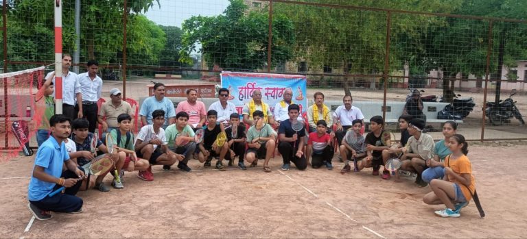 अंडर 19 बालक-बालिका जिला बेडमिंटन चयन ट्रायल का ओपन ग्राउंड में शुभारम्भ,  इंडोर कोर्ट की अनुमति नहीं मिलने पर वक्ताओं ने दुख जताया