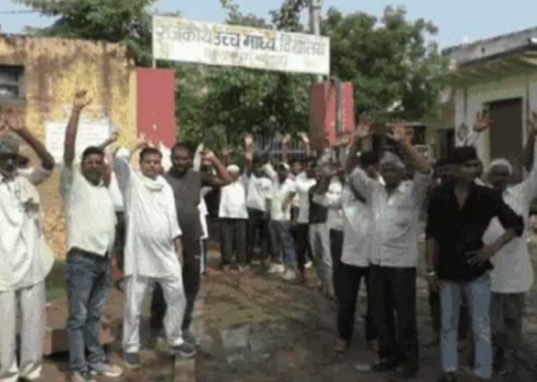 इंग्लिश टीचर को देख कर गाना गाते थे प्रिंसिपल, बच्चों को लात-घूंसों से पीटते हैं, गालियां देते हैं…. ऐसे गम्भीर आरोपों की जांच करने पहुंची टीम तो ग्रामीणों ने प्रिंसिपल को स्कूल में बंद कर दिया, ट्रांसफर की मांग की