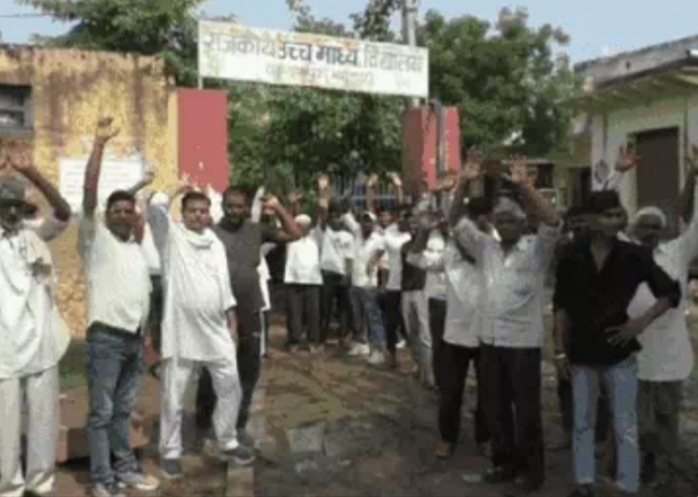 इंग्लिश टीचर को देख कर गाना गाते थे प्रिंसिपल, बच्चों को लात-घूंसों से पीटते हैं, गालियां देते हैं…. ऐसे गम्भीर आरोपों की जांच करने पहुंची टीम तो ग्रामीणों ने प्रिंसिपल को स्कूल में बंद कर दिया, ट्रांसफर की मांग की