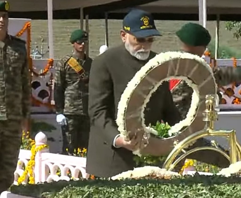 पीएम मोदी को देखिए करगिल से  Live