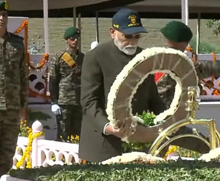 पीएम मोदी को देखिए करगिल से  Live