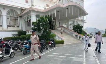 अमेरिकन महिला सनातन संस्कृति से प्रभावित, इसीलिए वकील राठौड़ से की ऑनलाइन दोस्ती, उसकी बातों में आ अपनी नौकरी छोड़ आई और मकान बेच आई, मगर यहां मिला बड़ा धोखा, अजमेर पुलिस की जांच तेजी से शुरू