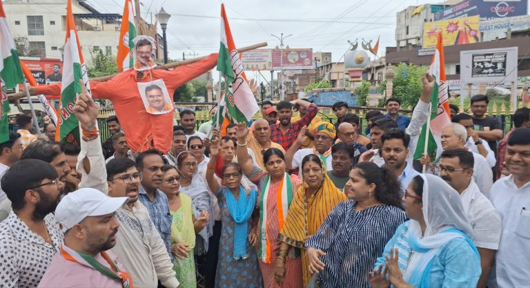 कोटा में कांग्रेस ने राज्य सरकार का पुतला दहन कर जताया विरोध, बिजली कटौती सहित कई अन्य मुद्दों पर जमकर घेरा