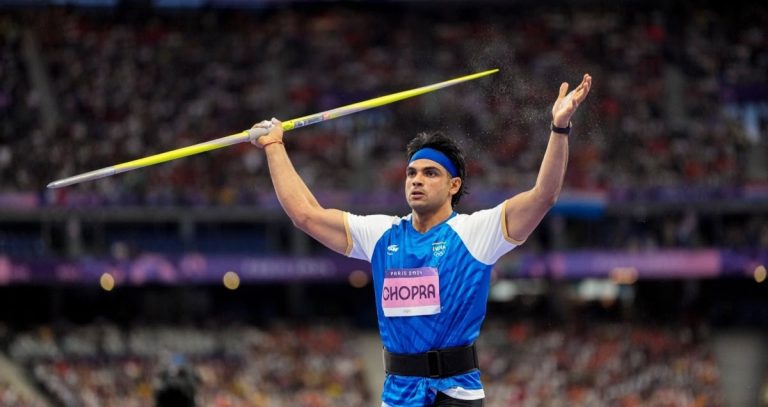 बेटे नीरज चोपड़ा के सिल्वर जीतने पर गदगद मां ने गोल्ड जीतने वाले खिलाड़ी के लिए कह दी बहुत बड़ी बात, हर कोई कर रहा तारीफ (वीडियो)