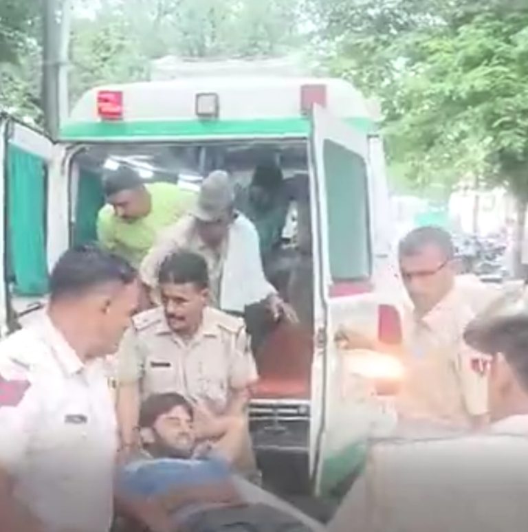 सीन रिक्रिएशन के दौरान हत्या के दोनों आरोपियों ने भागने की कोशिश की, इस पर पुलिस को करनी पड़ी फायरिंग, एक बदमाश के पैर में गोली लगी, दूसरा भी घायल