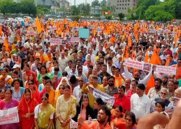 बांग्लादेश में हिन्दुओं के साथ‌ हो रही बर्बरता के विरोध में कोटा में उमड़ा सर्व हिन्दू समाज, सम्भागीय आयुक्त कार्यालय के बाहर हनुमान चालीसा का पाठ किया, ज्ञापन दिया