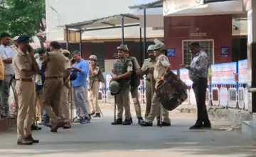 उदयपुर: चाकूबाजी में घायल स्टूडेंट की मौत, शासन-प्रशासन के फूले हाथ-पांव, हालात सम्भालना बड़ी चुनौती, 51 लाख के मुआवजे और संविदा पर नौकरी की मांग पर बनी सहमति, पोस्टमार्टम शुरू, कल भी बंद रहेगा इंटरनेट